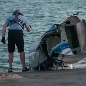 Ein Teil des abgestürzten Wasserflugzeugs wird an Land gezogen