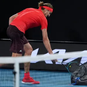 Alexander Zverev zertrümmert im Finale seinen Schläger