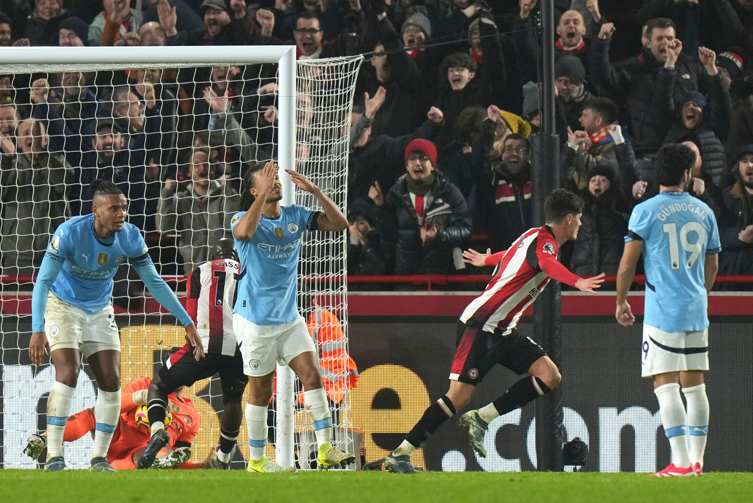 Christian Nörgaard jubelt nach seinem Tor gegen Manchester City