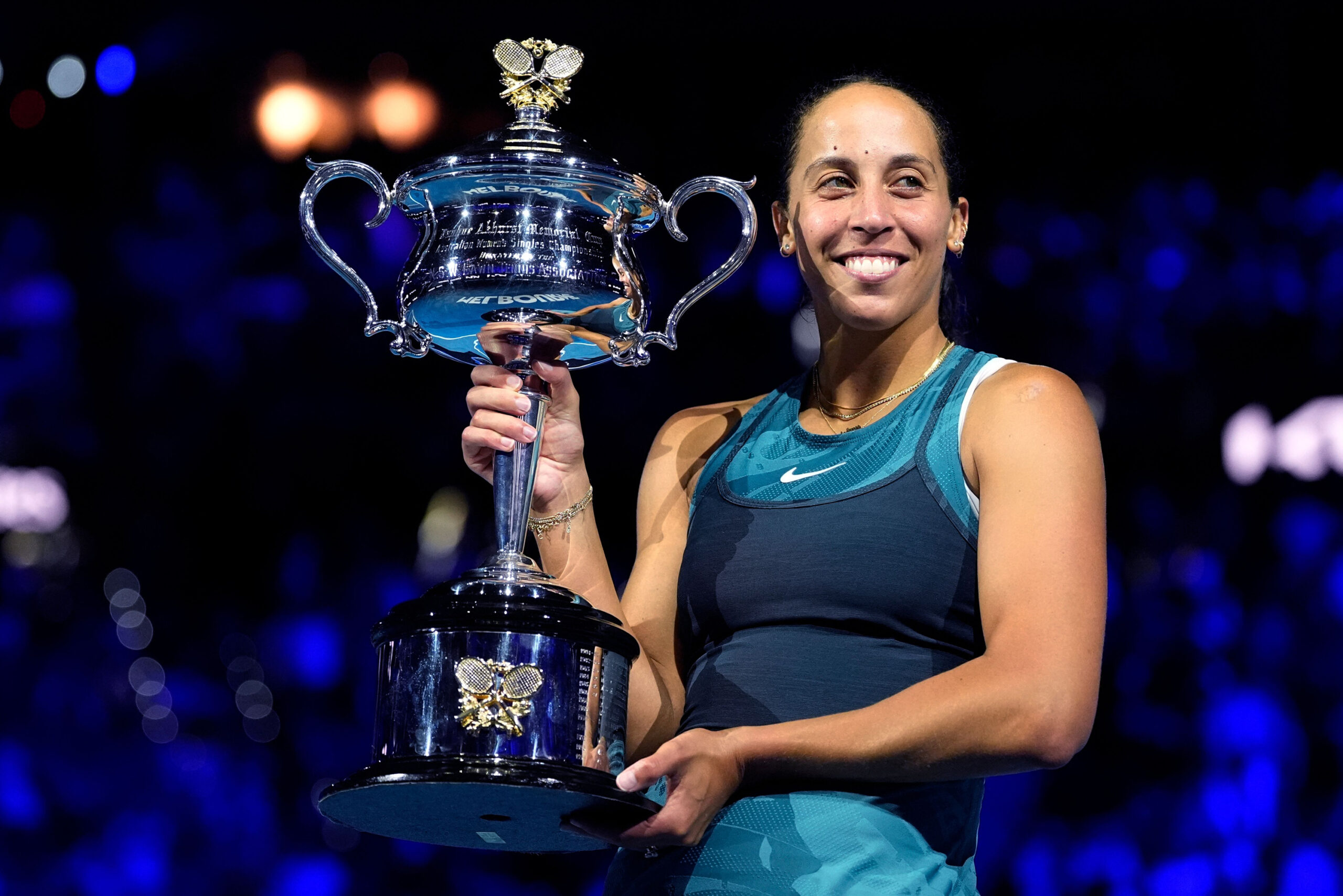 Madison Keys mit der Siegerinnen-Trophäe der Australian Open