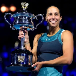 Madison Keys mit der Siegerinnen-Trophäe der Australian Open