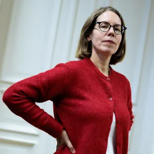 Ex-Oberstaatsanwältin Anne Brorhilker, Co-Geschäftsführerin der Bürgerbewegung Finanzwende e.V., steht in den Büroräumen des Vereins.