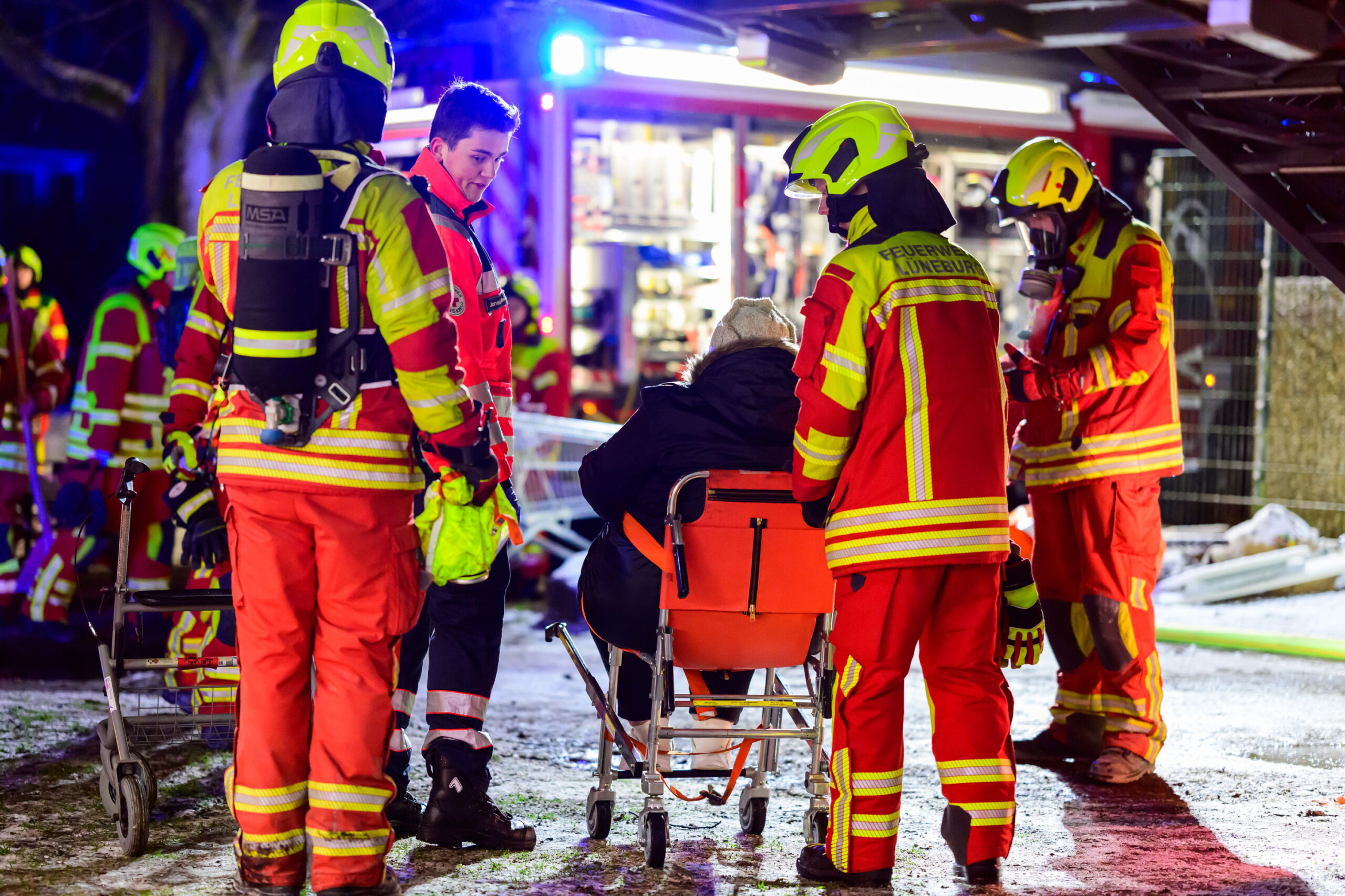 Feuerwehrleute kümmern sich um eine verletzte Person