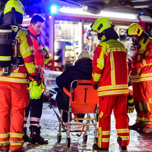 Feuerwehrleute kümmern sich um eine verletzte Person