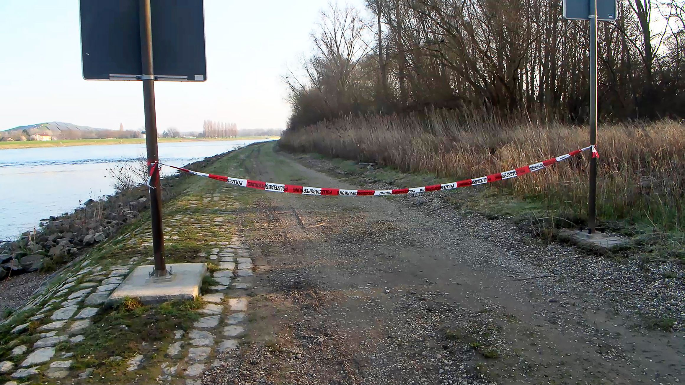 Sperrband am Rheindamm bei Hockenheim