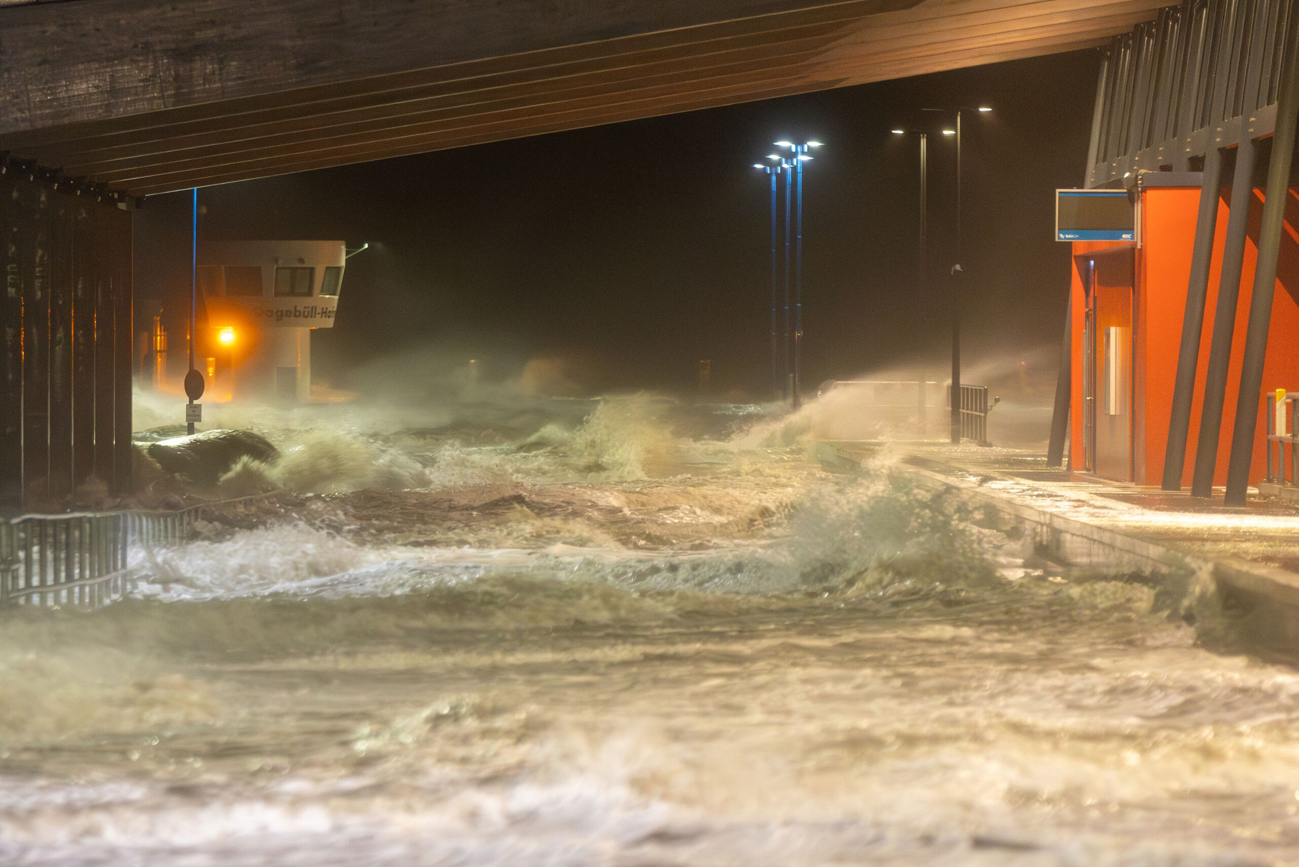 Hohe Wellen schlagen am Fährhafen von Dagebüll auf.