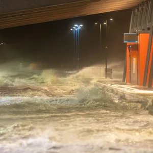 Hohe Wellen schlagen am Fährhafen von Dagebüll auf.