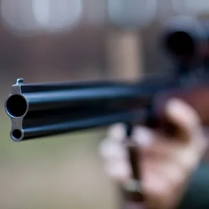 Ein Mann zielt mit seinem Jagdgewehr.