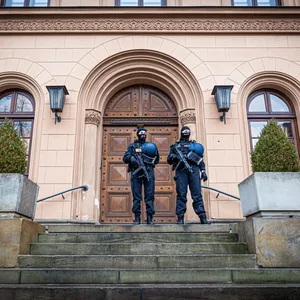Einsatzkräfte der Polizei stehen vor dem Oberlandesgericht Celle