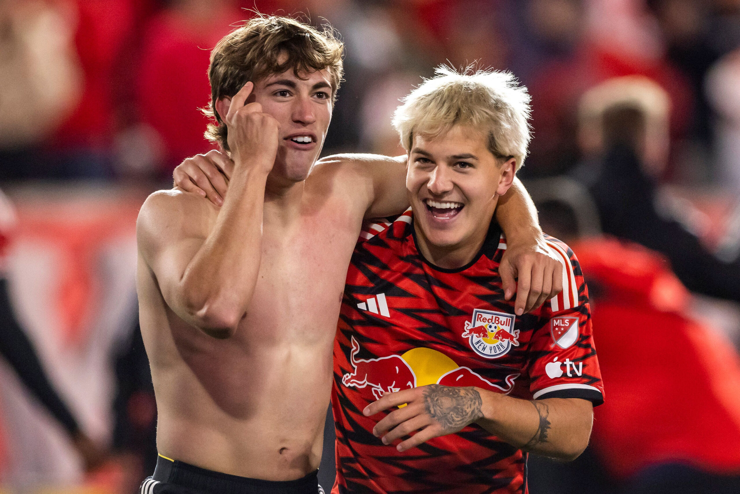 John Tolkin feiert einen Sieg der New York Red Bulls mit Teamkollege Daniel Edelman.