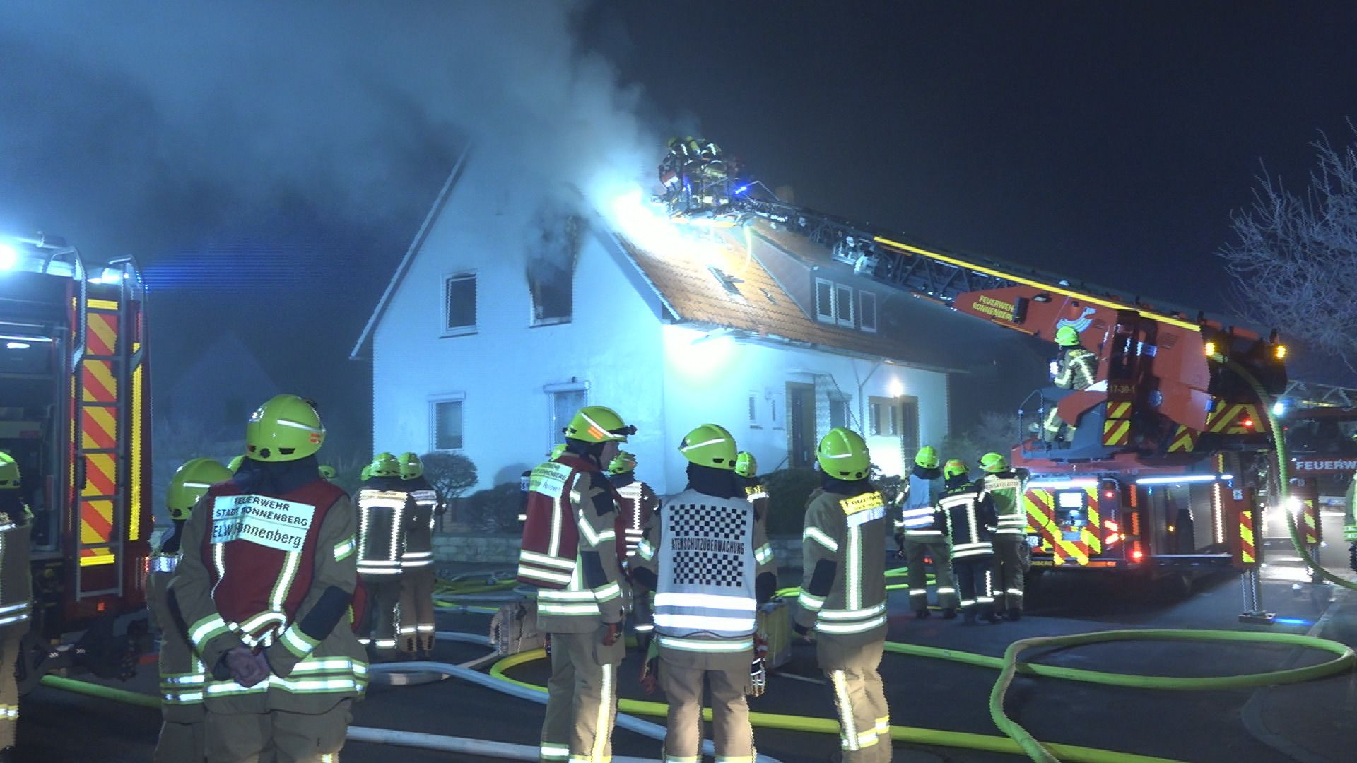 Einsatzkräfte der Feuerwehr löschen einen Brand im Ronnenberger Ortsteil Weetzen.