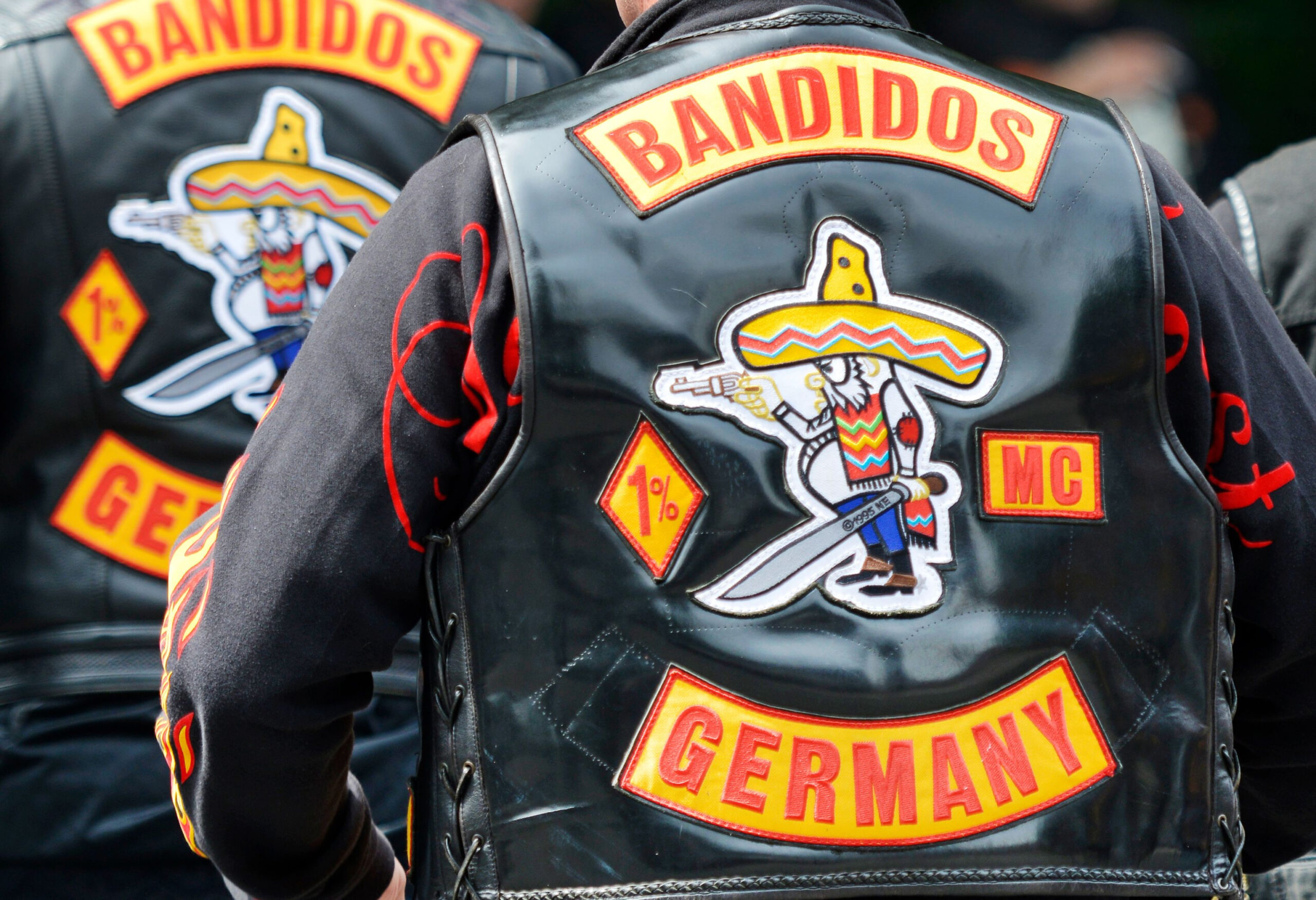 Ein Mann mit Bandidos-Jacke