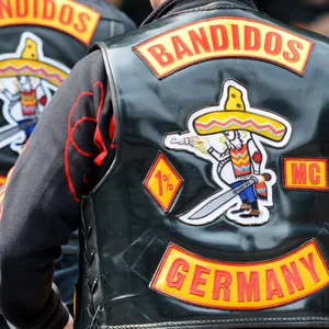 Ein Mann mit Bandidos-Jacke