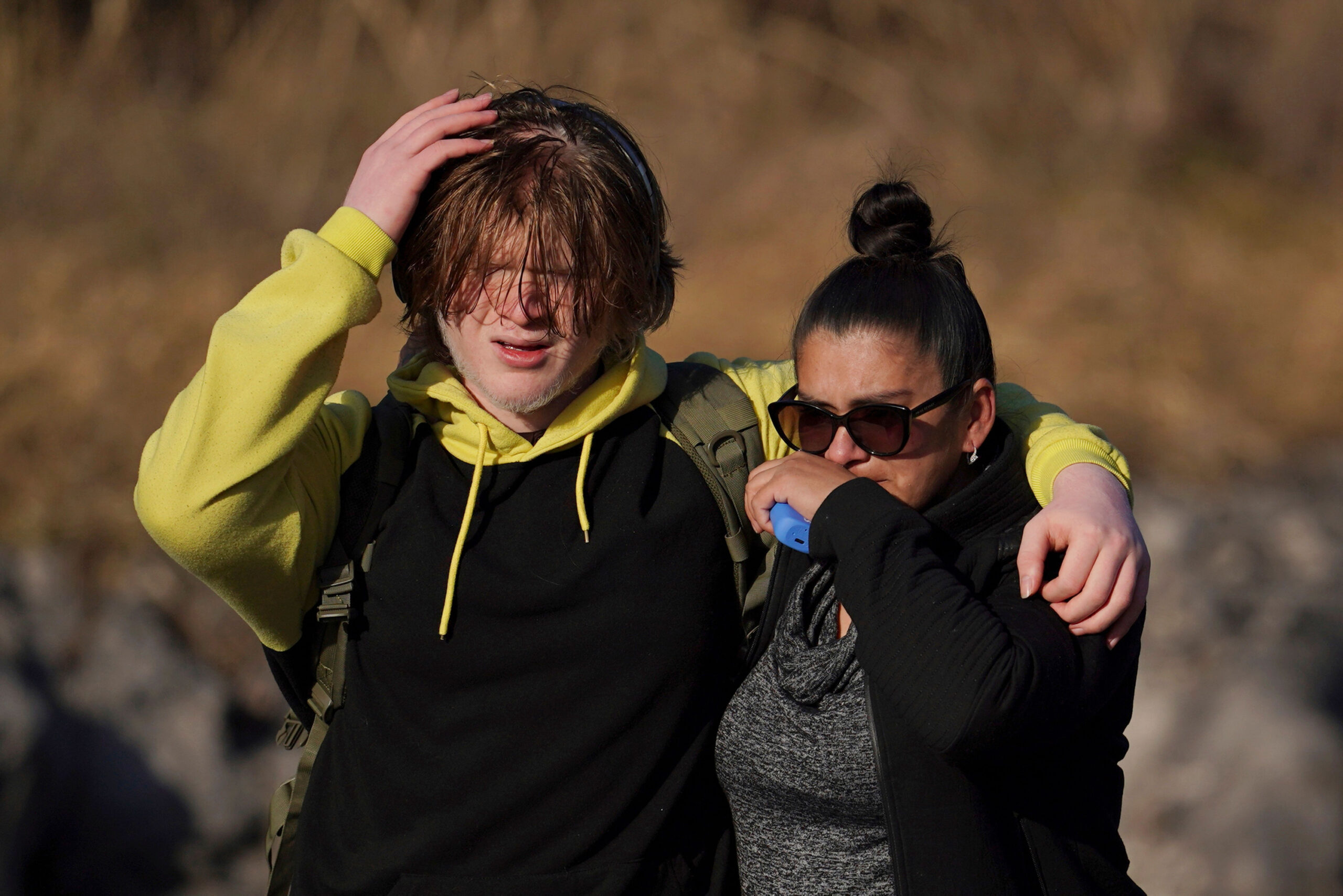 Ein Schüler und ein Familienmitglied verlassen die Antioch High School