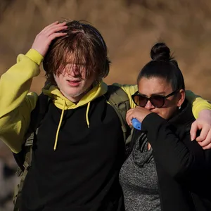 Ein Schüler und ein Familienmitglied verlassen die Antioch High School