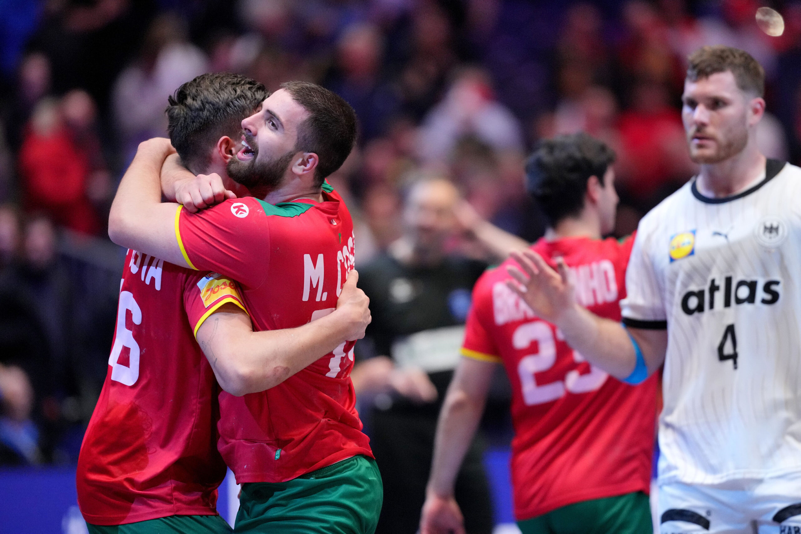 Der Schock sitzt tief bei Johannes Golla (r.). Während die Portugiesen jubeln, fahren Deutschlands Handballer nach Hause.