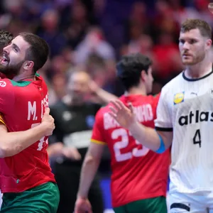 Der Schock sitzt tief bei Johannes Golla (r.). Während die Portugiesen jubeln, fahren Deutschlands Handballer nach Hause.