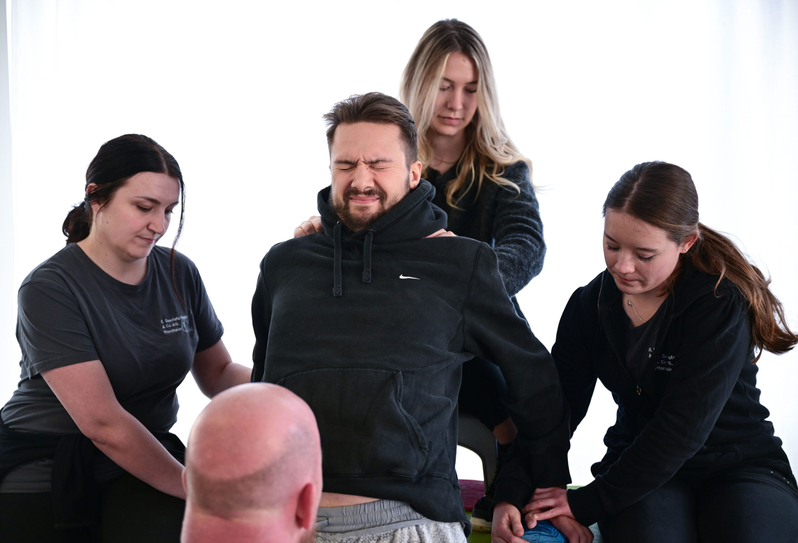 Mike Glemser mit Physiotherapeutinnen und seiner Freundin Lara Lindmayer