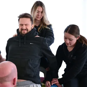 Mike Glemser mit Physiotherapeutinnen und seiner Freundin Lara Lindmayer