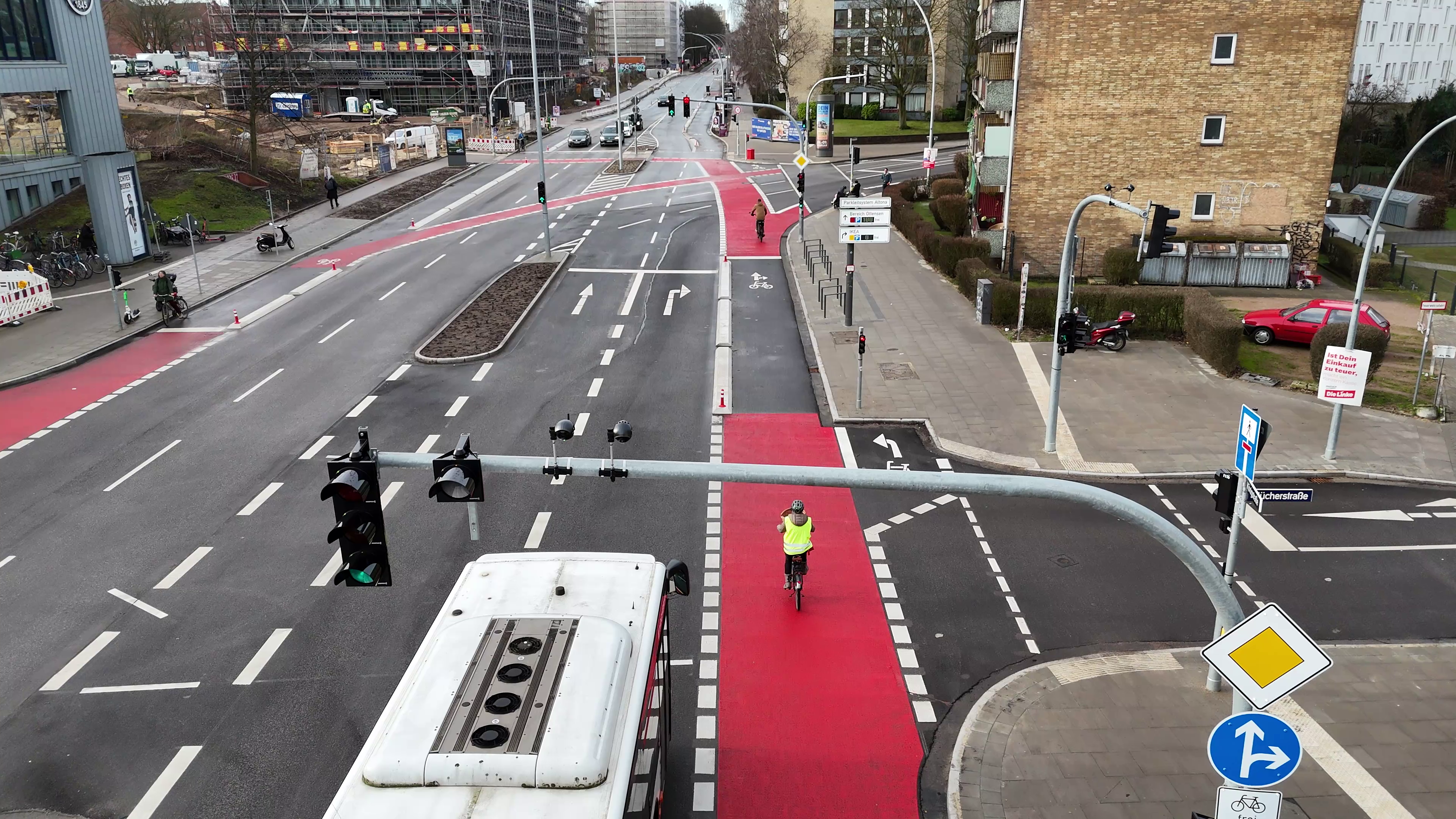 Neuer Asphalt und ein roter Radfahrstreifen: So sieht die Königstraße inzwischen aus.