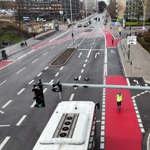 Neuer Asphalt und ein roter Radfahrstreifen: So sieht die Königstraße inzwischen aus.