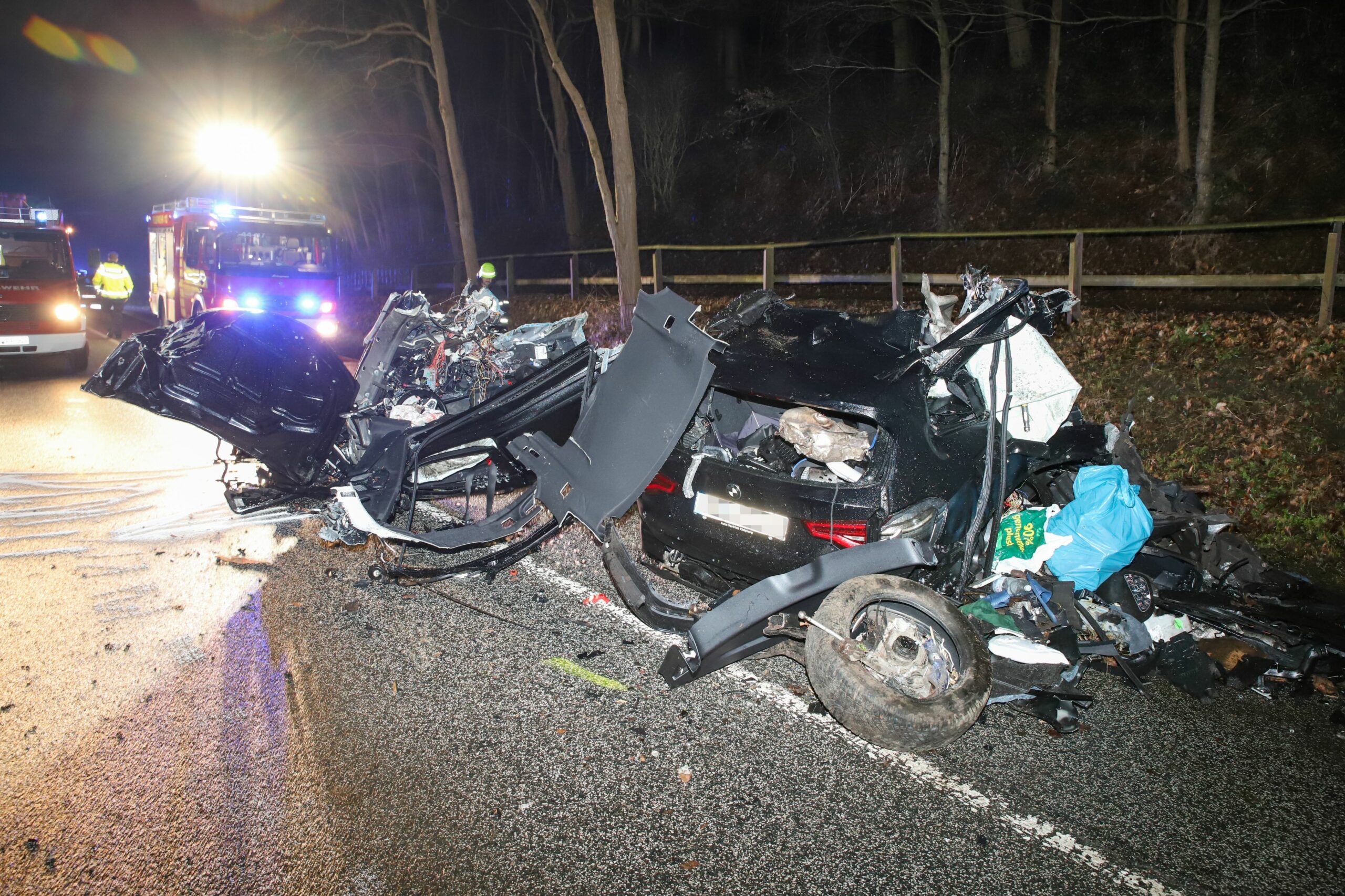 Der BMW wurde bei dem Unfall komplett zerstört.