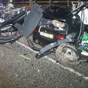 Der BMW wurde bei dem Unfall komplett zerstört.