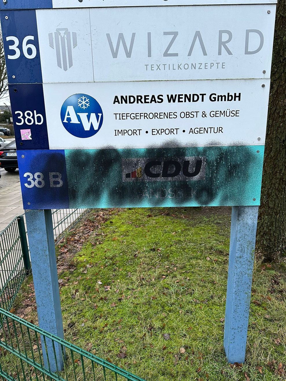 Auch das Schild, das auf die CDU-Büros hinweist, wurde übersprüht.