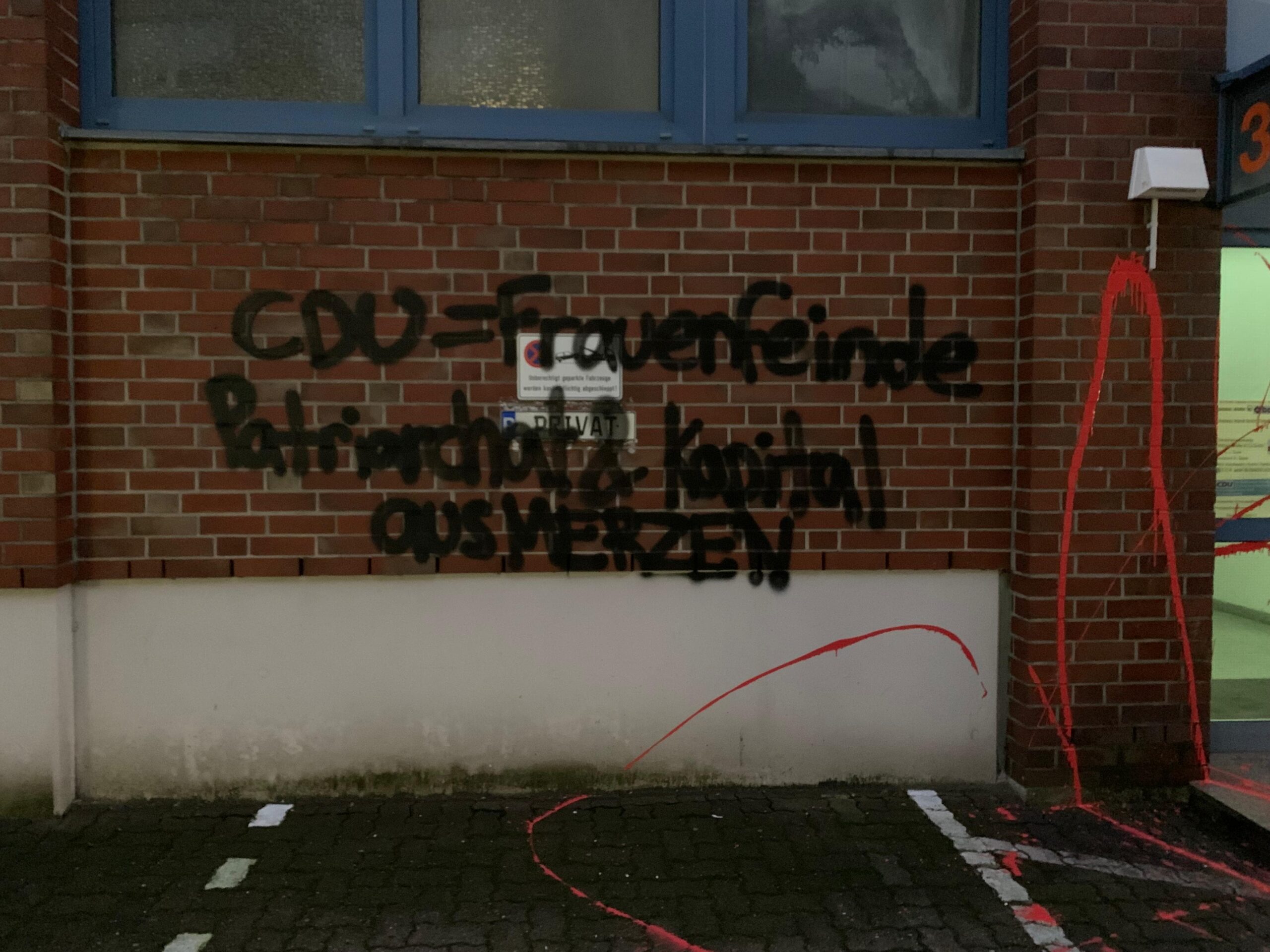 „CDU= Frauenfeinde – Patriarchat & Kapital ausMERZEN“ haben Unbekannte auf die Wand eines CDU-Büros gesprüht.