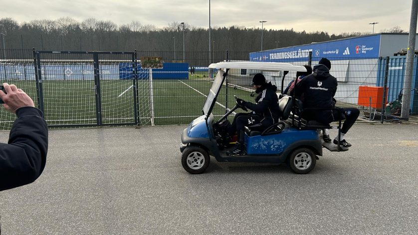 Bakery Jatta wird mit einem Golfkart in die Kabine gefahren