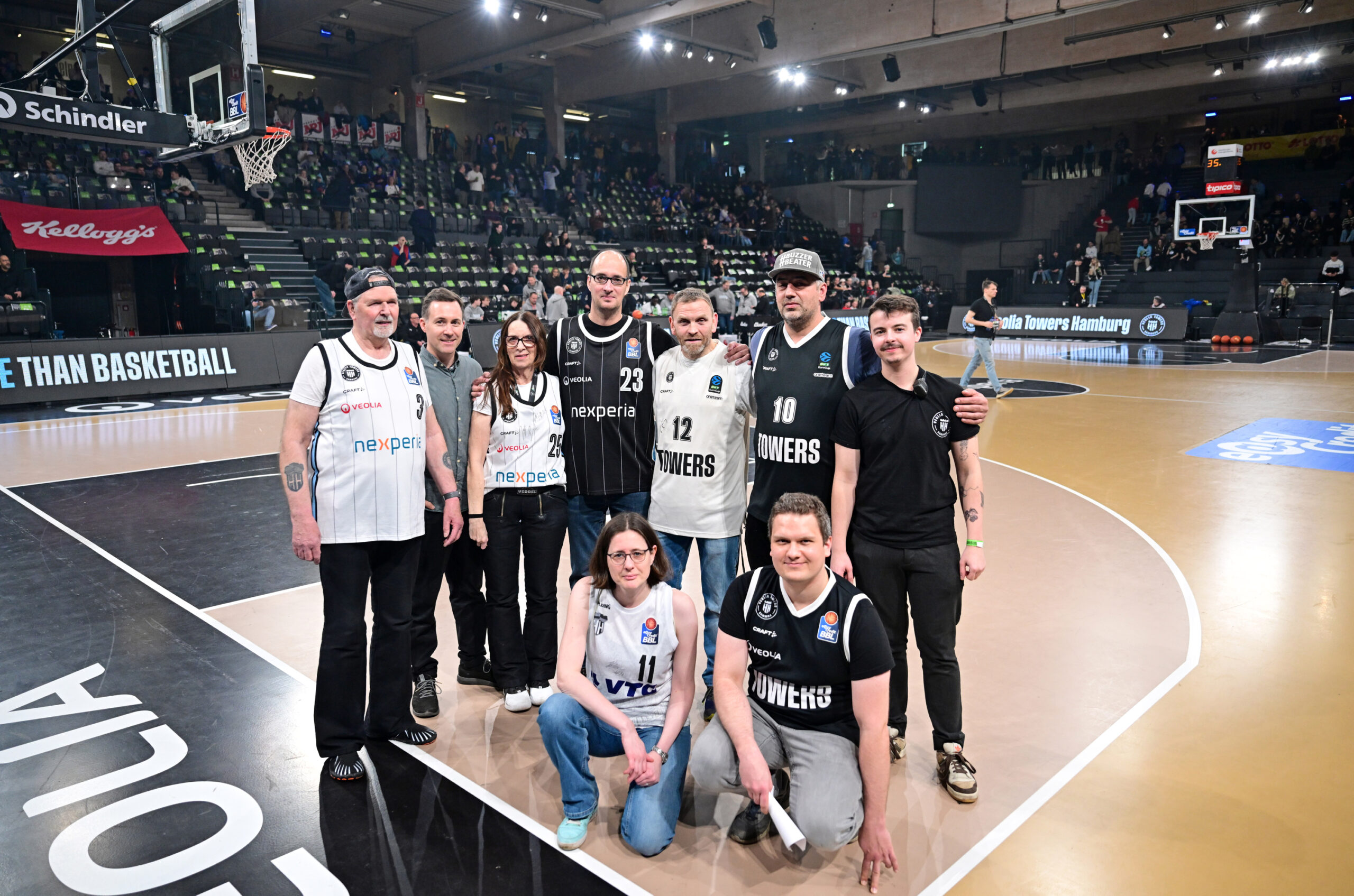 Die Fanklub-Mitglieder auf dem Spielfeld mit Towers-Geschäftsführer Jan Fischer