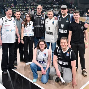 Die Fanklub-Mitglieder auf dem Spielfeld mit Towers-Geschäftsführer Jan Fischer