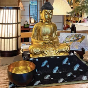 Japanisches Geschirr, Möbel und Deko-Artikel gibt es bei „Saroshi Design“.