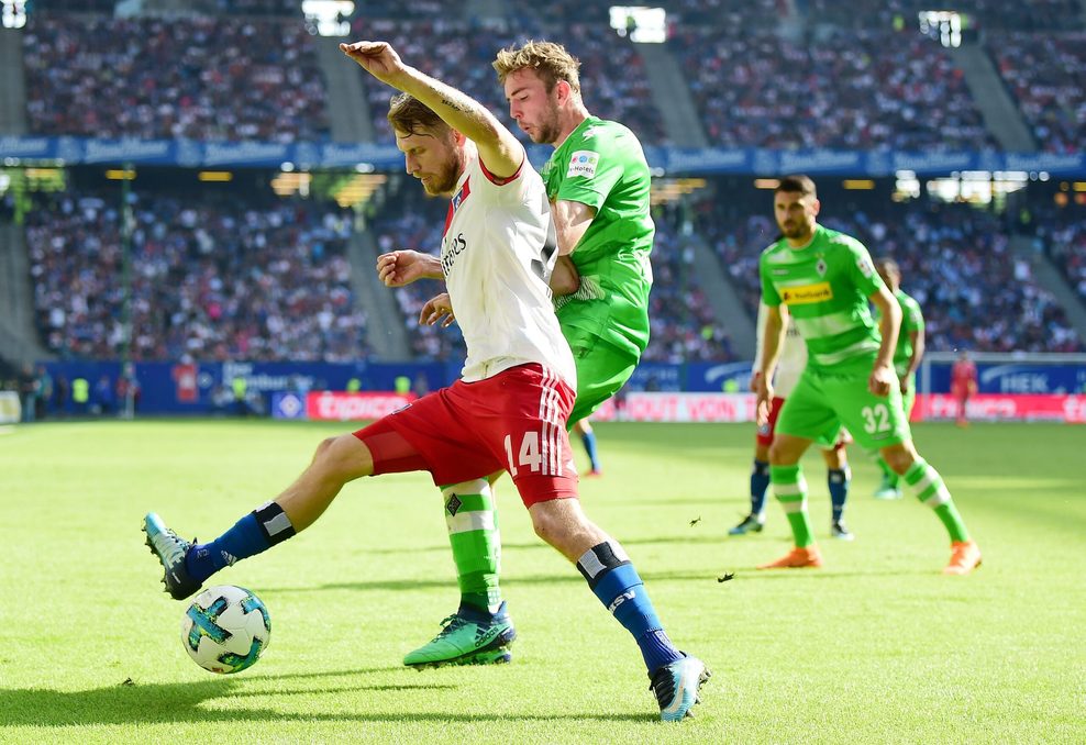 Aaron Hunt im Zweikampf mit Christoph Kramer