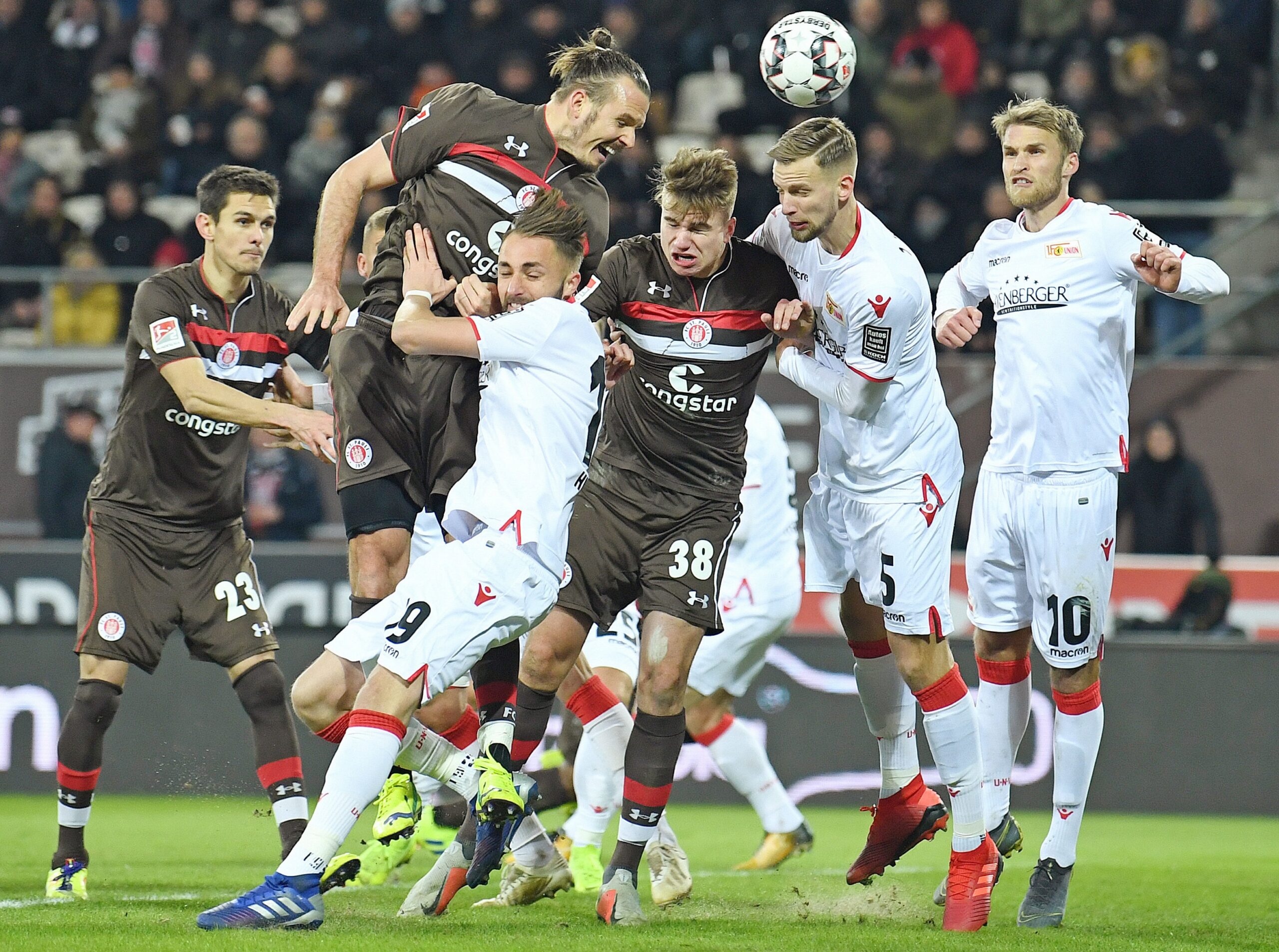 Alex Meier köpft ein Tor gegen Union Berlin