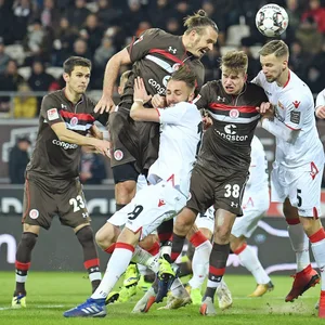 Alex Meier köpft ein Tor gegen Union Berlin