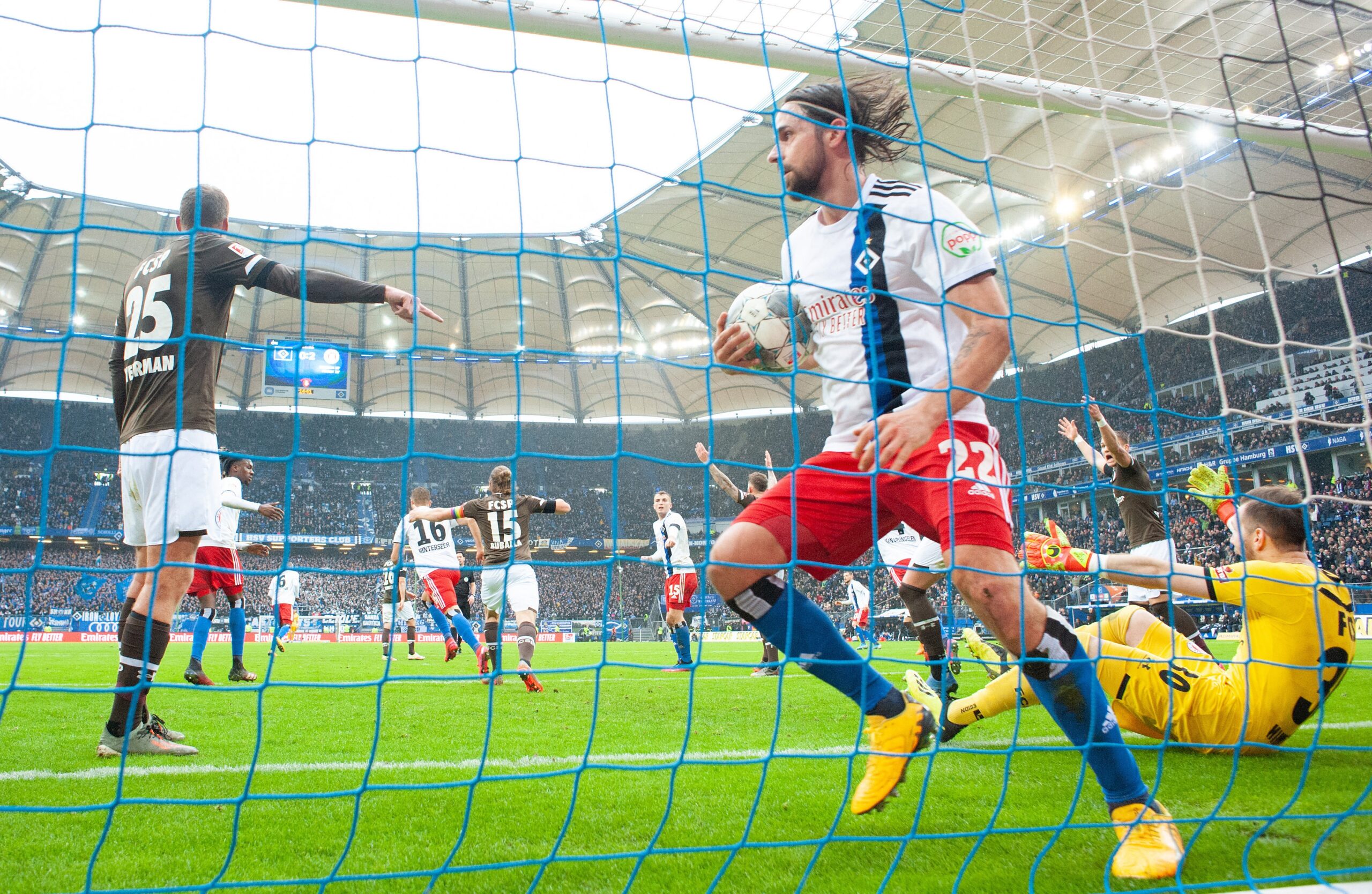 Martin Harnik holt den Ball aus dem Tor