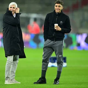 Andreas Bornemann und Omar Marmoush lachen