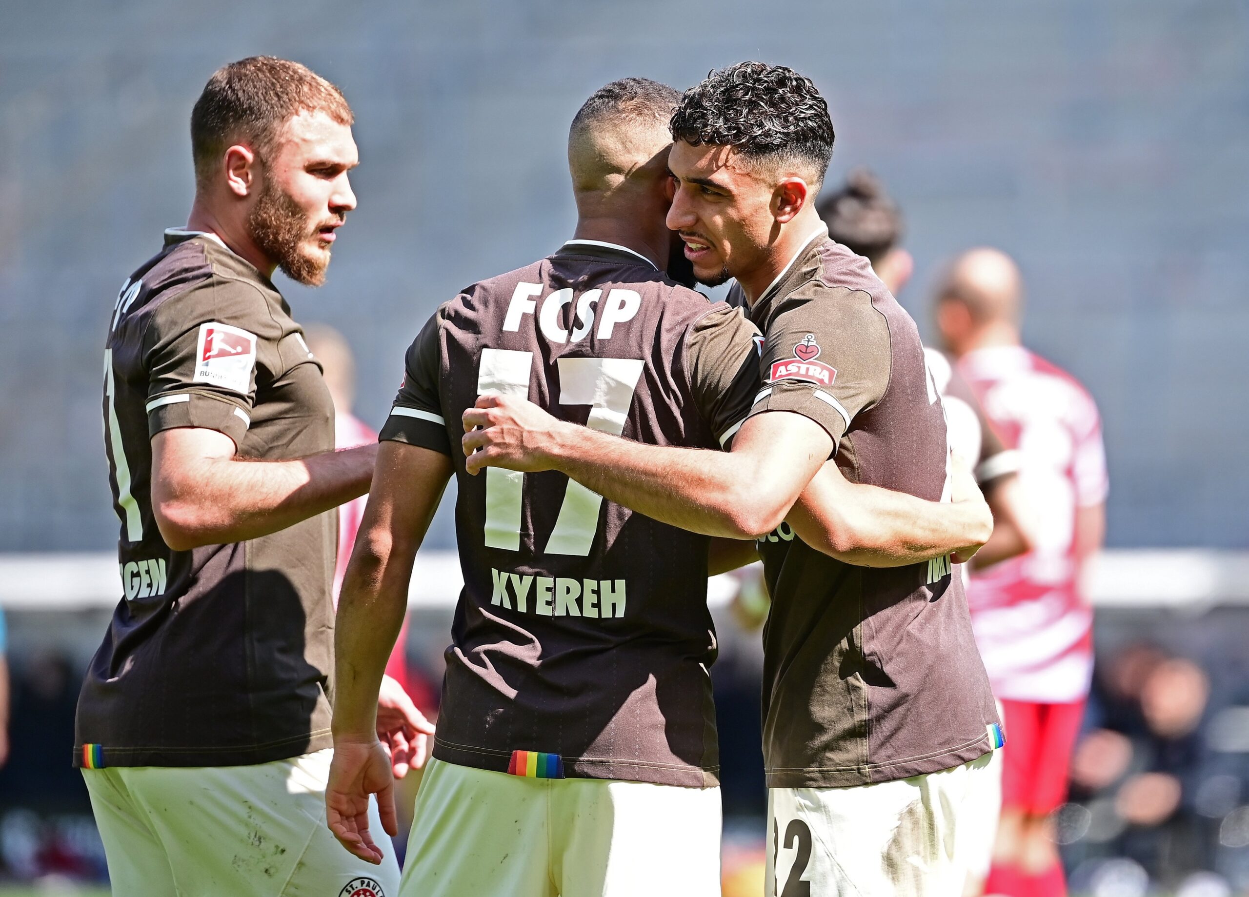 Omar Marmoush zu seiner Zeit beim FC St. Pauli, jubelt mit seinen Teamkollegen