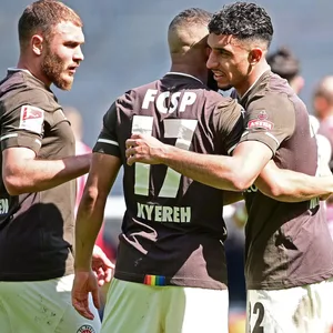 Omar Marmoush zu seiner Zeit beim FC St. Pauli, jubelt mit seinen Teamkollegen