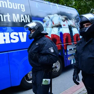 Polizeieinsatz bei einem HSV-Spiel im Bremer Weserstadion