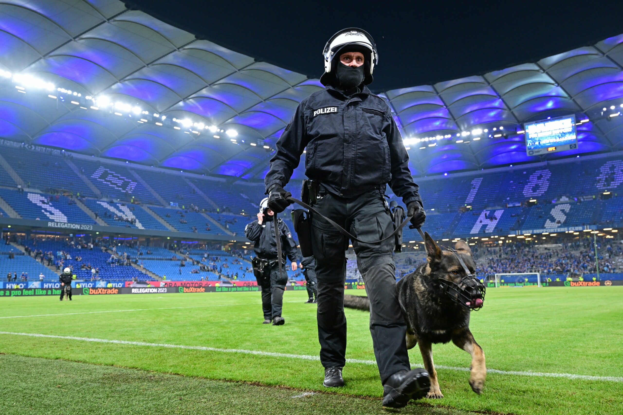 Ein Beamter mit einem Polizeihund im Volksparkstadion