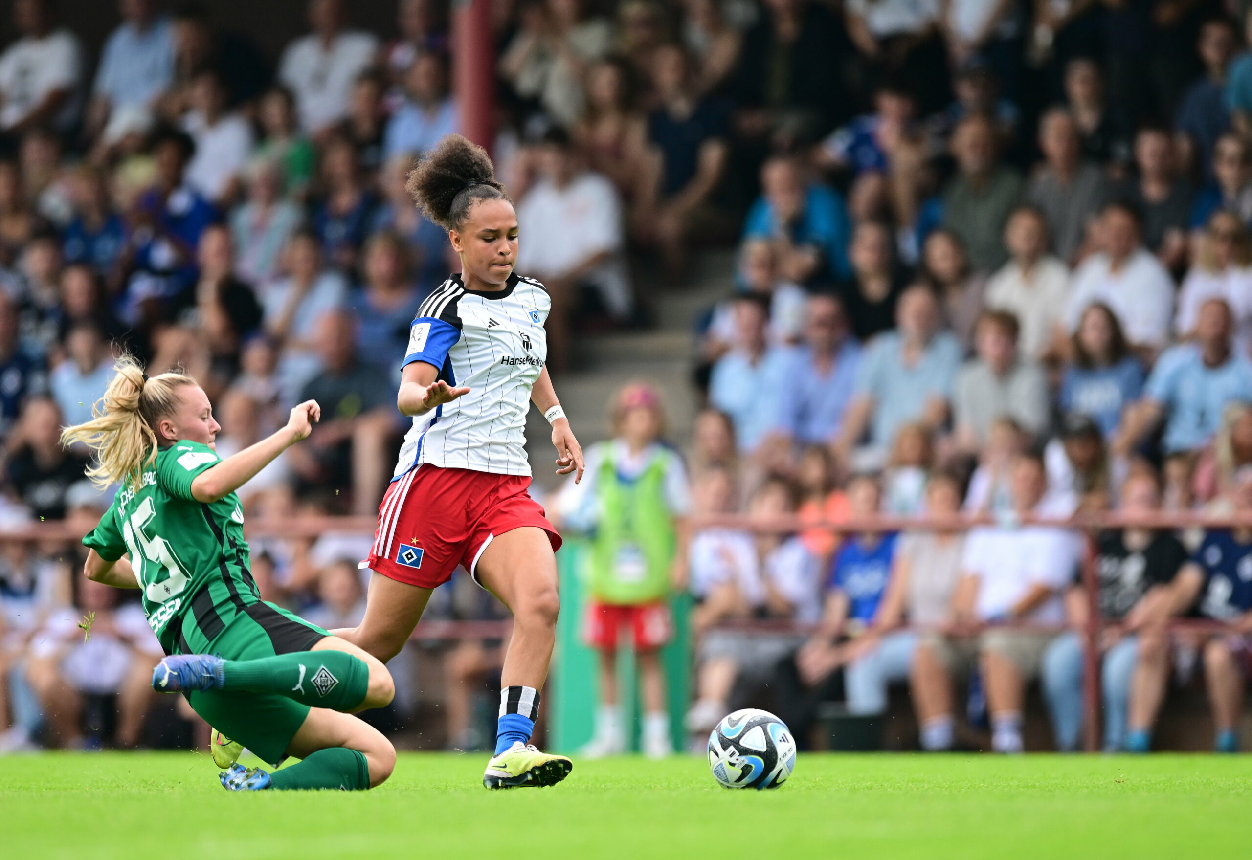 Lisa Baum setzt sich gegen ihre Gegenspielerin von Borussia Mönchengladbach durch.