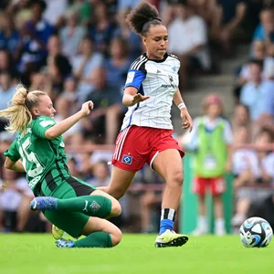 Lisa Baum setzt sich gegen ihre Gegenspielerin von Borussia Mönchengladbach durch.