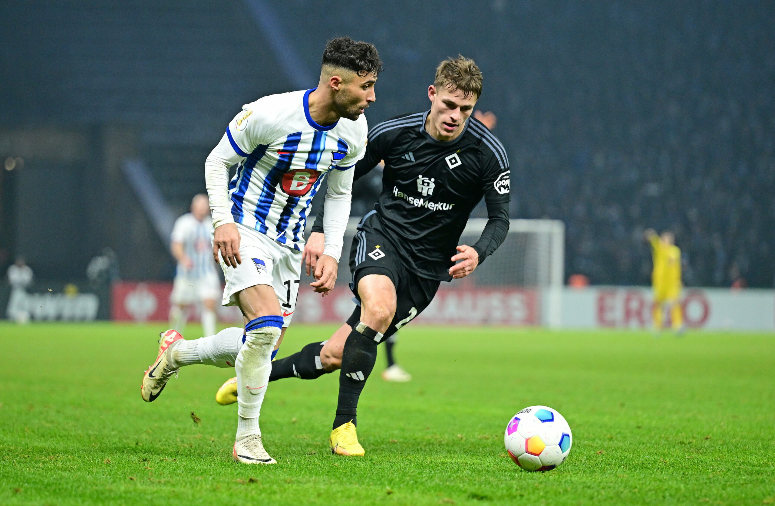 Herthas Nader Jindaoui gegen HSV-Profi Miro Muheim