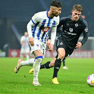 Herthas Nader Jindaoui gegen HSV-Profi Miro Muheim