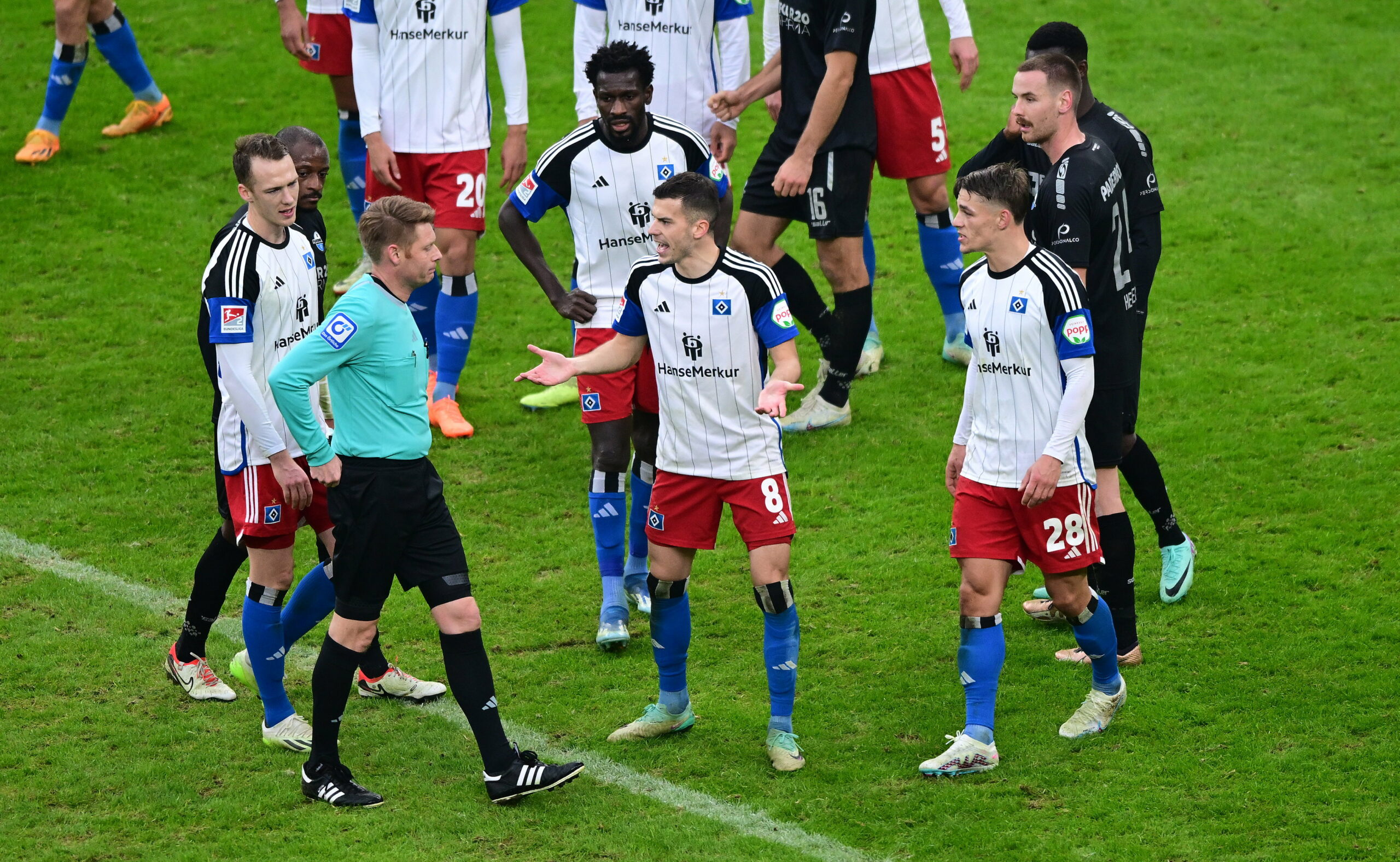 Vergangene Saison gegen Paderborn zeigte Christian Dingert Miro Muheim die Rote Karte.