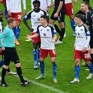 Vergangene Saison gegen Paderborn zeigte Christian Dingert Miro Muheim die Rote Karte.