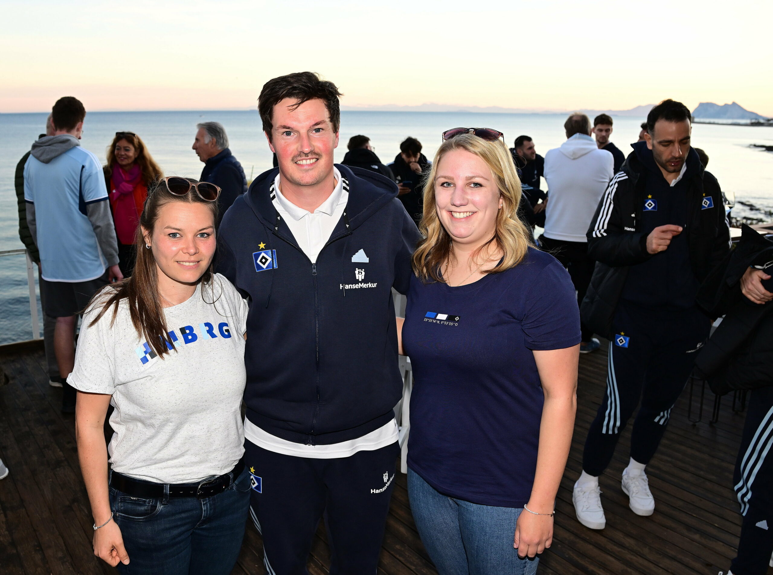 HSV-Trainer Merlin Polzin mit zwei Fans während des Trainingslagers in Sotogrande 2024