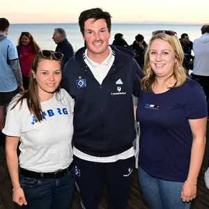 HSV-Trainer Merlin Polzin mit zwei Fans während des Trainingslagers in Sotogrande 2024